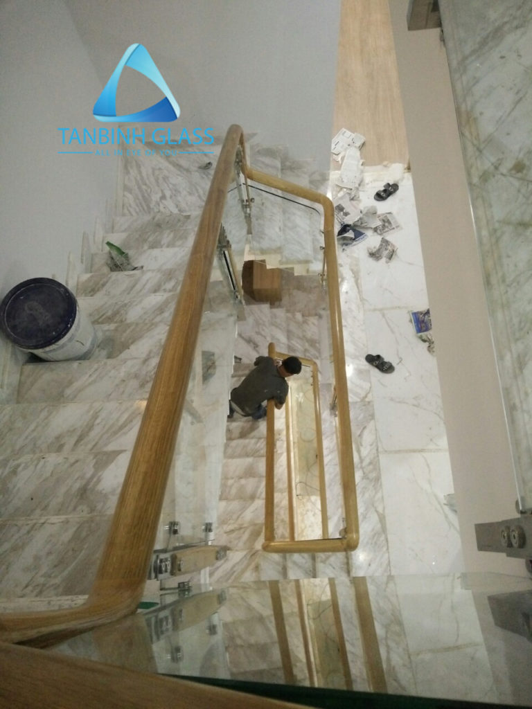  cau thang kinh tay vin go soi